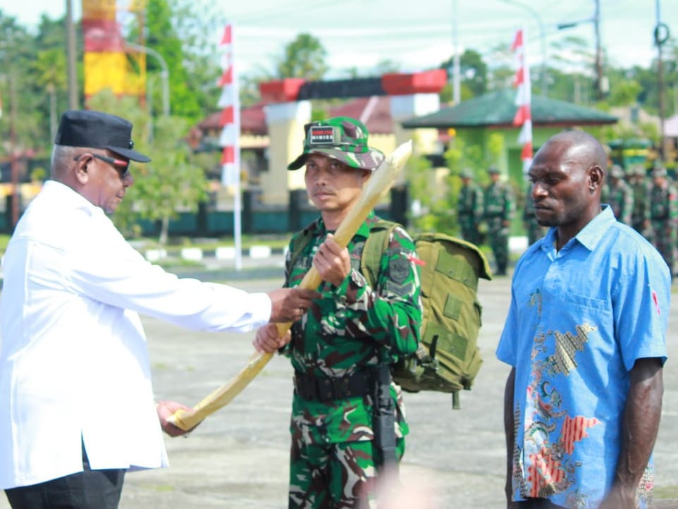 Bupati Mimika Serahkan Alat Kerja TMMD Secara Simbolis, Warga Sambut dengan Harapan Besar