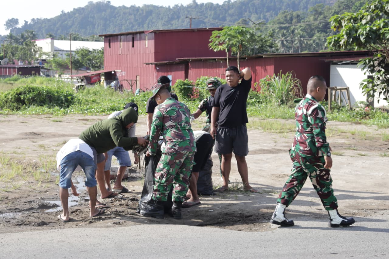 Karya Bakti Pembersihan Selokan Bersama Masyarakat Wujud Kepedulian Kodim 1512/Weda Terhadap Kebersihan Lingkungan
