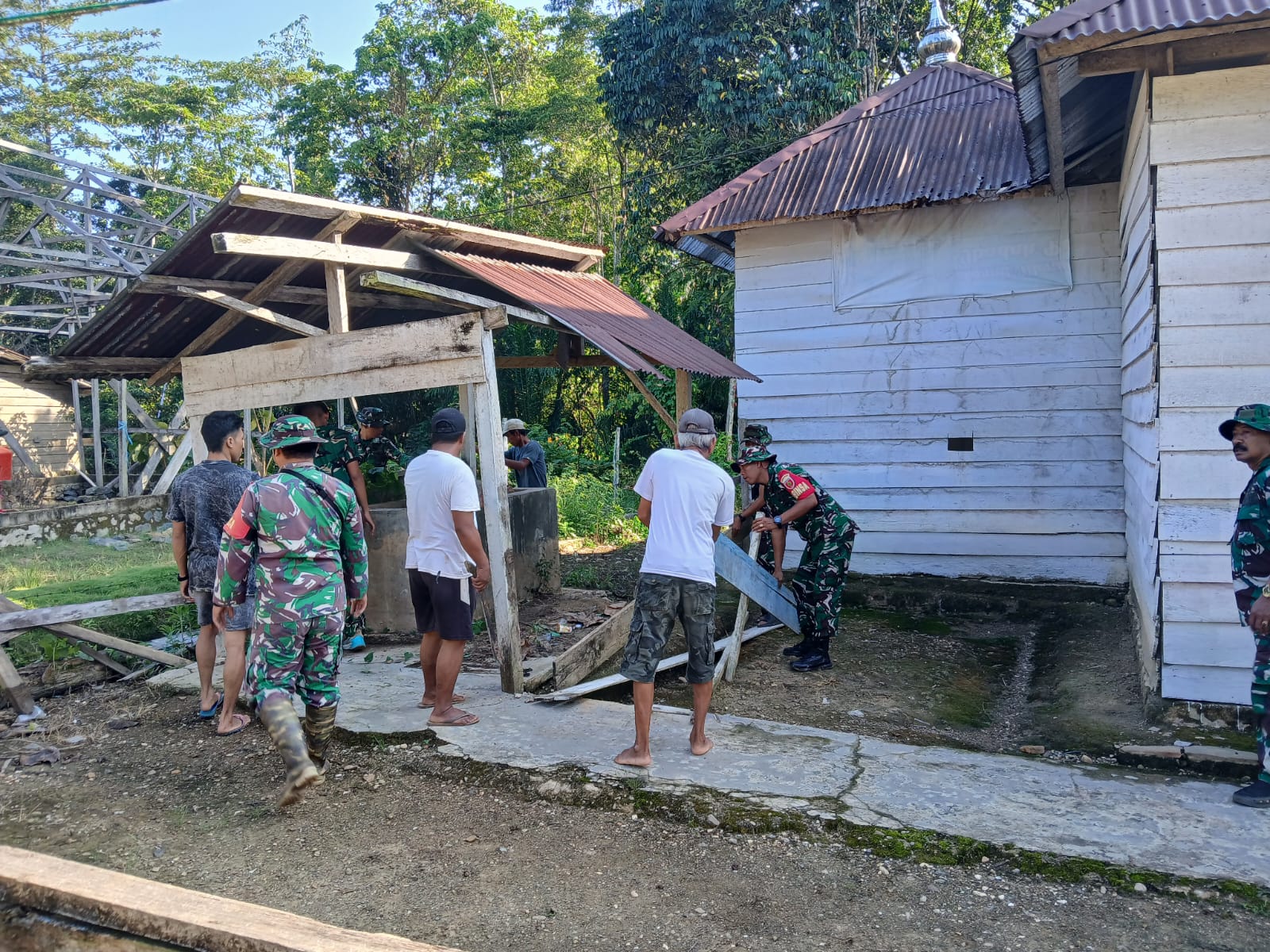Satgas TMMD Ke-128 Bersama Warga Laksanakan Pembersihan Masjid Al Aqbar di Desa Amolame