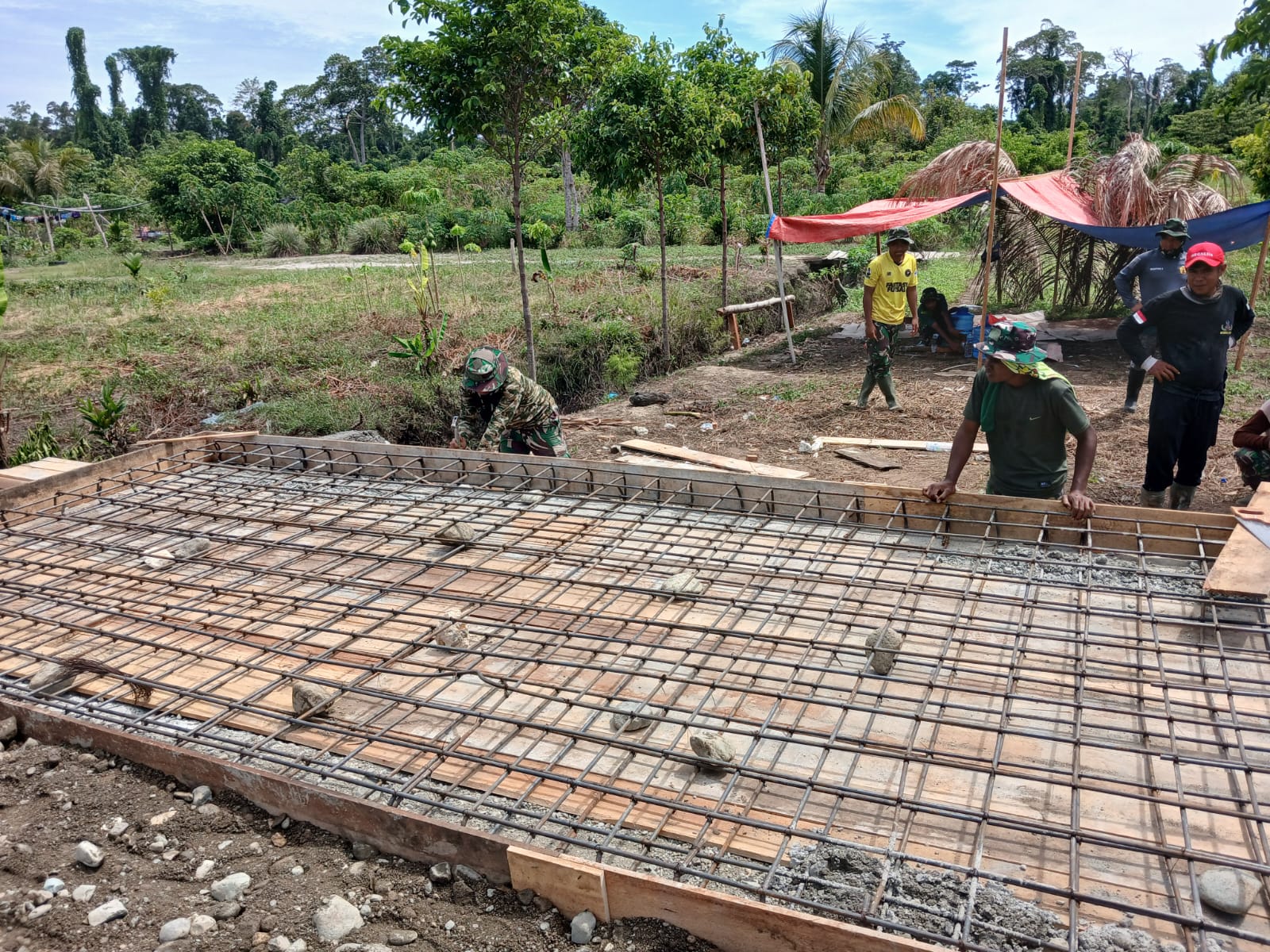 Pengawasan Pembangunan IPAL oleh Babinsa di Penglumbaran