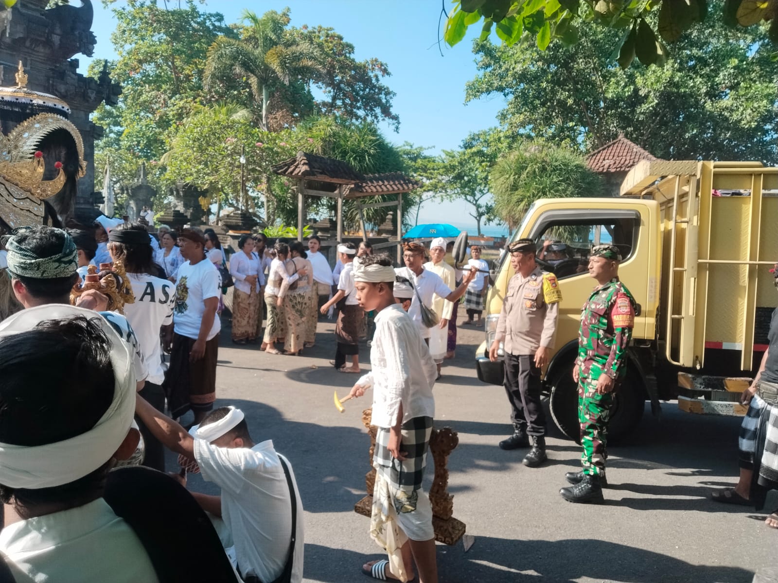 Babinsa dan Aparat Kewilayahan Berikan Dukungan kepada Kepling yang Sakit