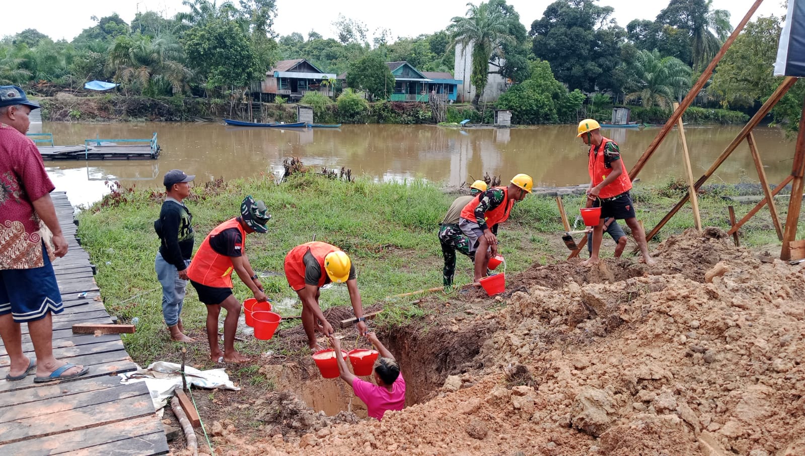 Keterlibatan Babinsa dalam Persiapan Piodalan di Bunutin