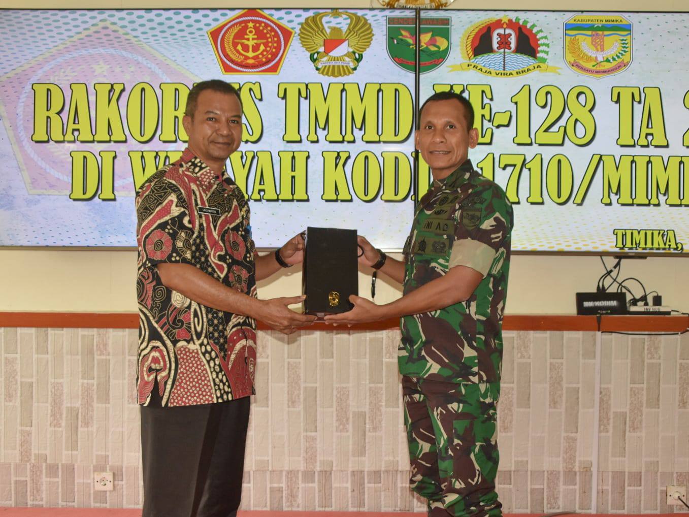 Satgas Pembangunan Jembatan Kodim 0408/BS Melaksakan Pembesian Dan Melansir Material Batu