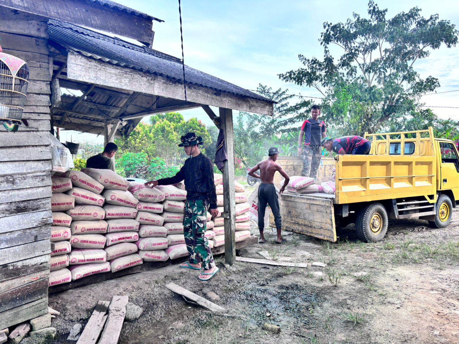 Kodim 0426 Tulang Bawang Laksanakan Penurunan Material Jembatan Gantung Printis Garuda