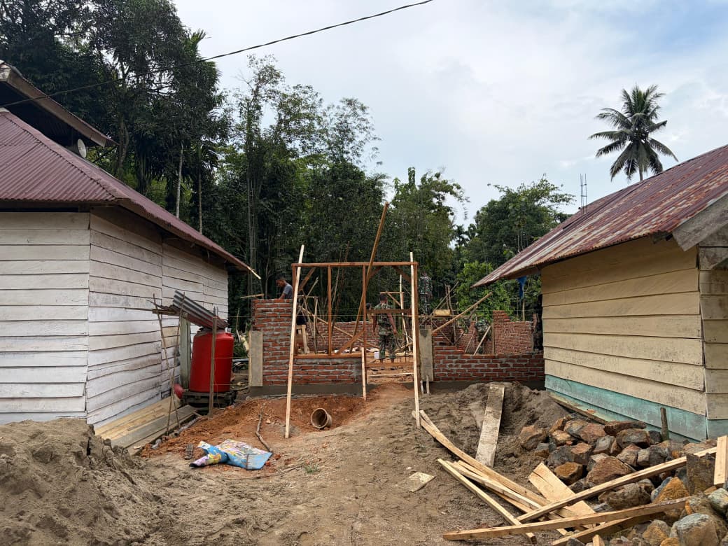 Sentuhan Harapan di Amolame, Satgas TMMD ke-128 Mulai Pasang Kusen, Rumah Risman Kian Layak Huni