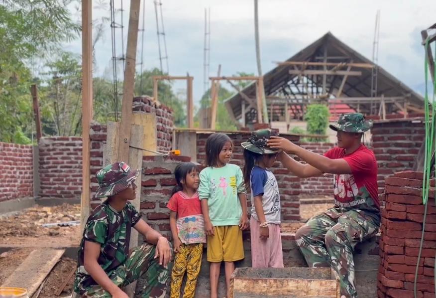 Bukan Sekadar Bangun Rumah, Satgas TMMD ke-128 Bangun Kedekatan dengan Hati Warga