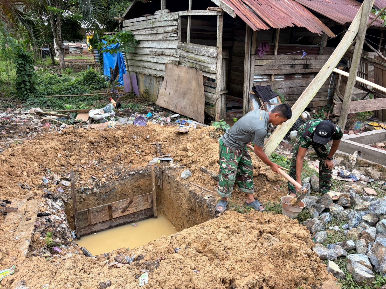 Gali Harapan dari Tanah Amolame, Satgas TMMD ke-128 Wujudkan MCK Layak untuk Warga