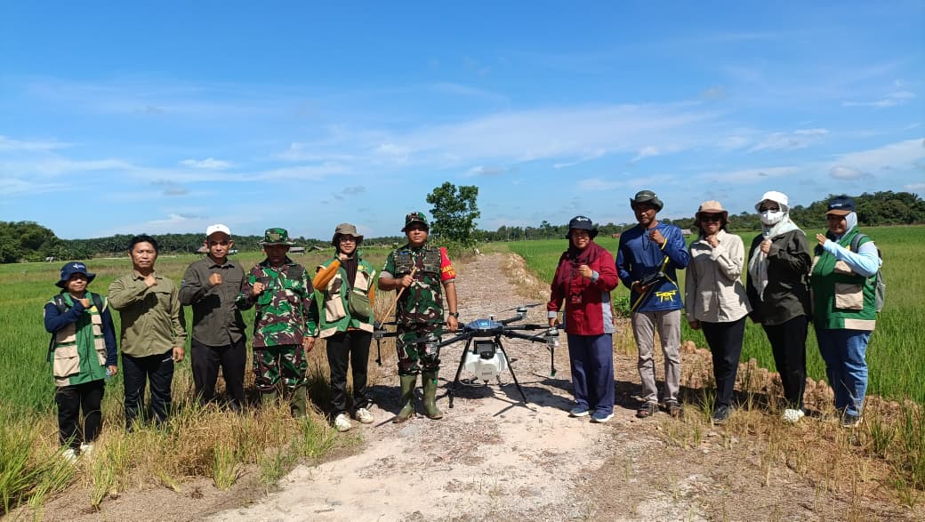Modernisasi Pertanian di TMMD 128, Drone Sprayer Diperkenalkan di Berambai Makmur