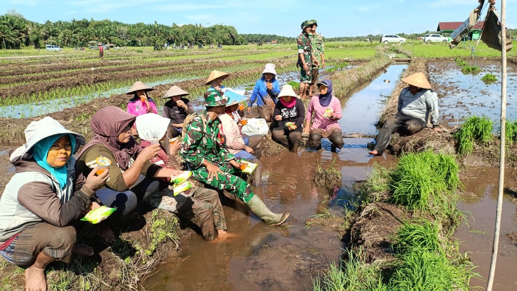 Kebersamaan TMMD 128, TNI dan Warga Berambai Makmur Perkuat Ketahanan Pangan