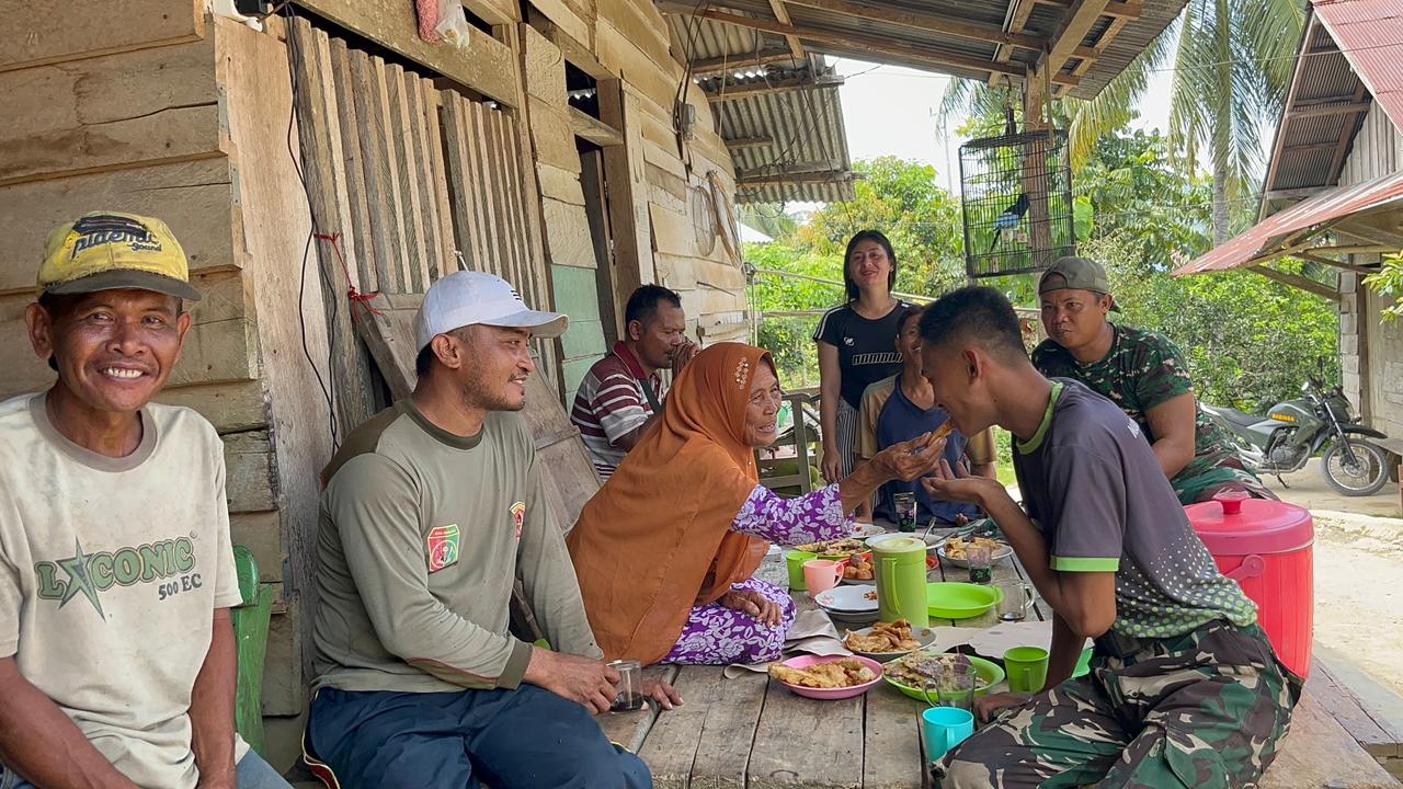 Kebersamaan TMMD ke-128, Satgas Kodim 1306/Palu Makan Bersama Warga