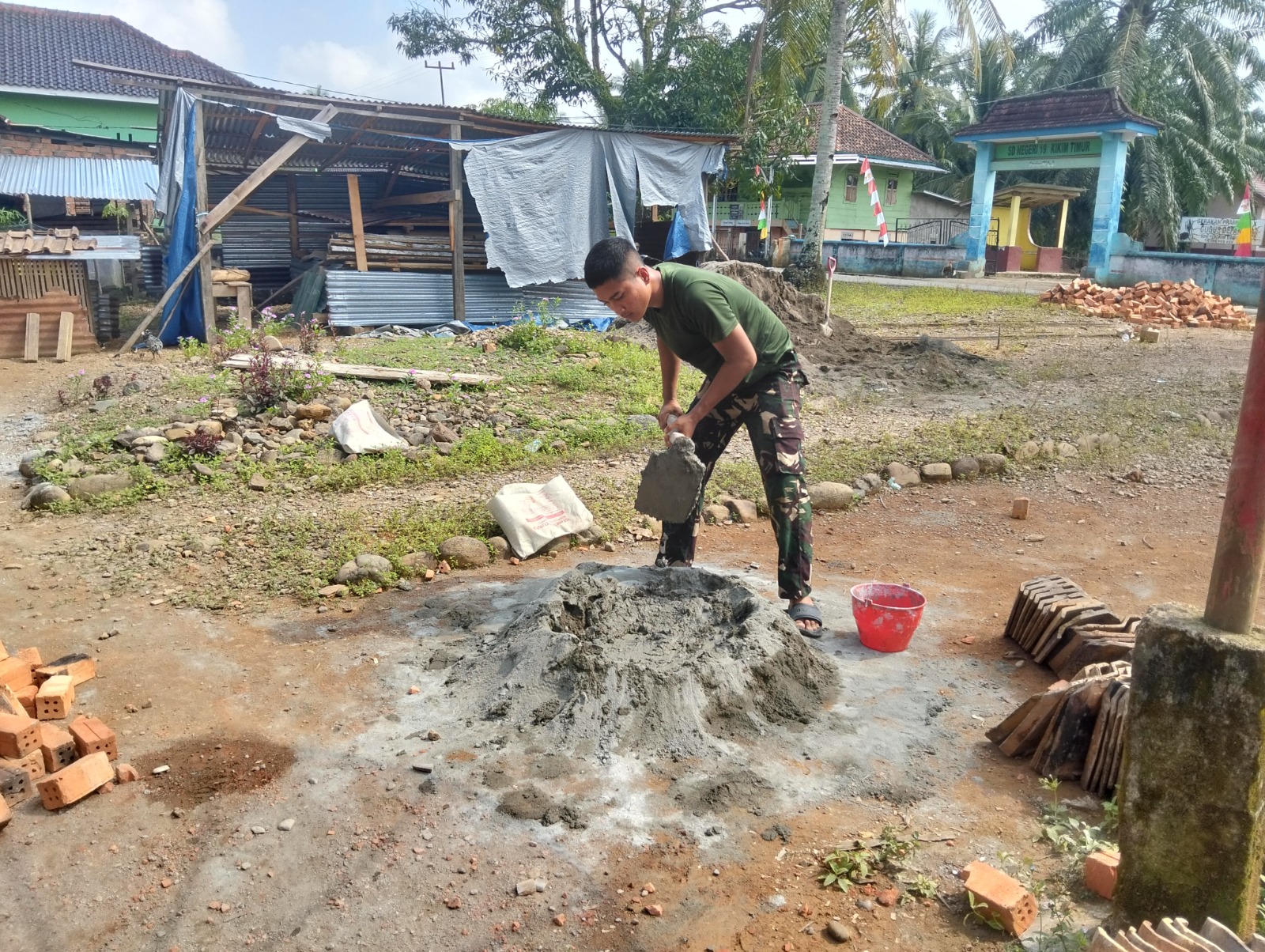 Gotong Royong Satgas TMMD 128 Lahat Siapkan Adonan Plester Rumah Warga