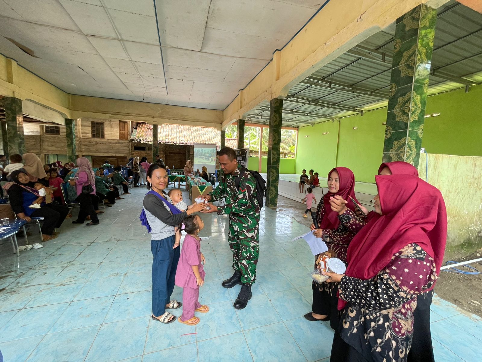 Satgas TMMD 128 Kodim 0405/Lahat Bagikan Makanan Tambahan Balita di Posyandu