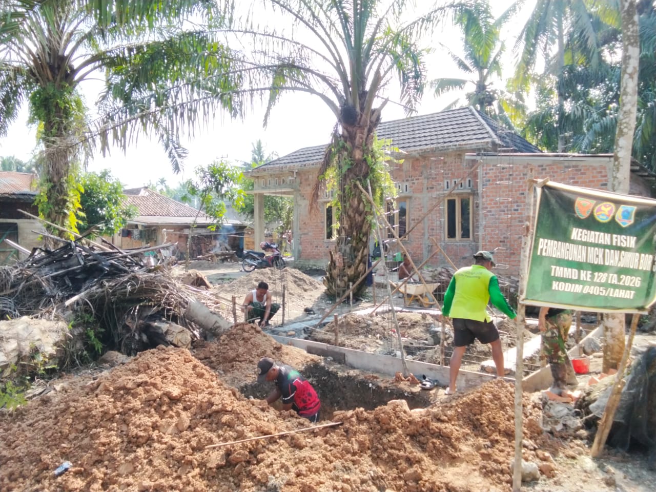Pembangunan MCK Tetap Dikebut di Tengah Persiapan Sumur Bor TMMD  128Lahat