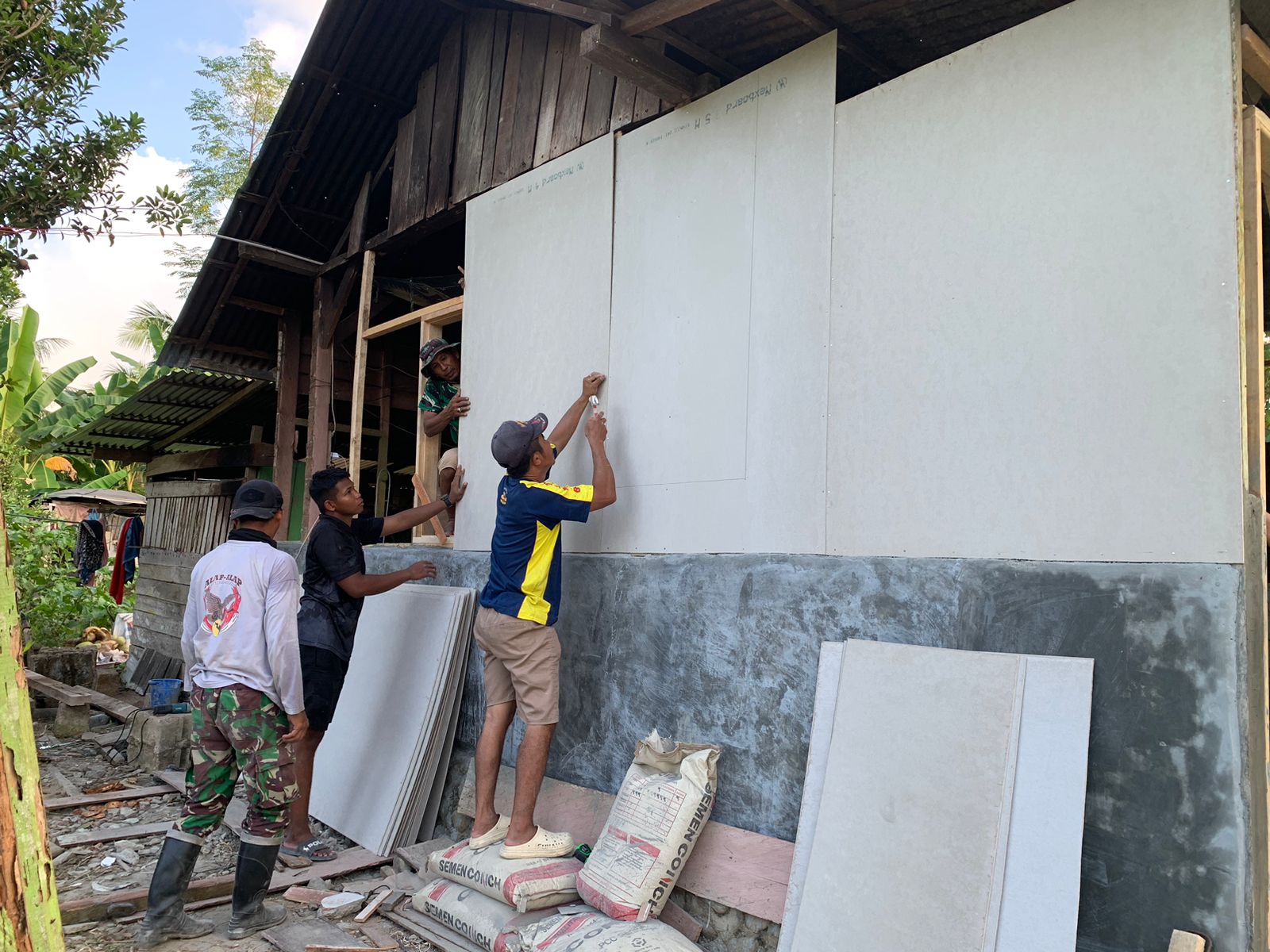 Satgas TMMD ke-128 Kodim 1306/Palu Pasang Dinding GRC Rumah Warga di Sausu Trans