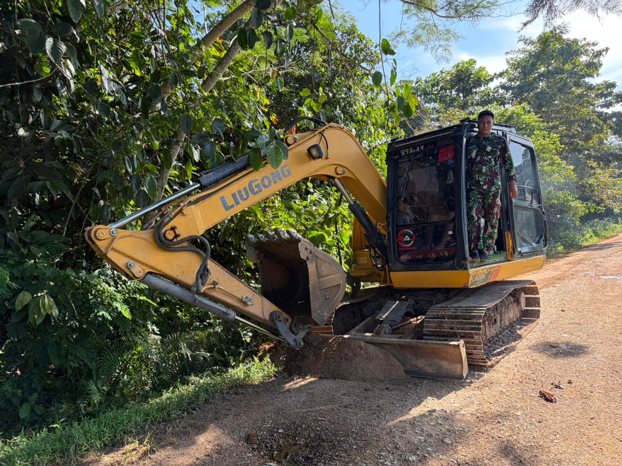 Tanpa Kompromi, Satgas TMMD ke-128 Kodim 1430/Konut Kebut Jalan Usaha Tani di Amolame