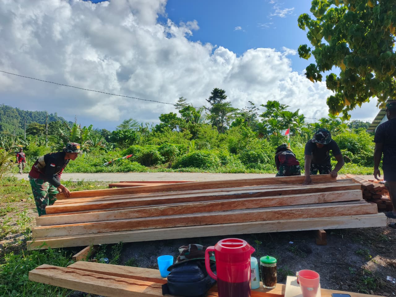 Satgas TMMD Kodim 1801/Manokwari Siapkan Kayu untuk Pembangunan RTLH