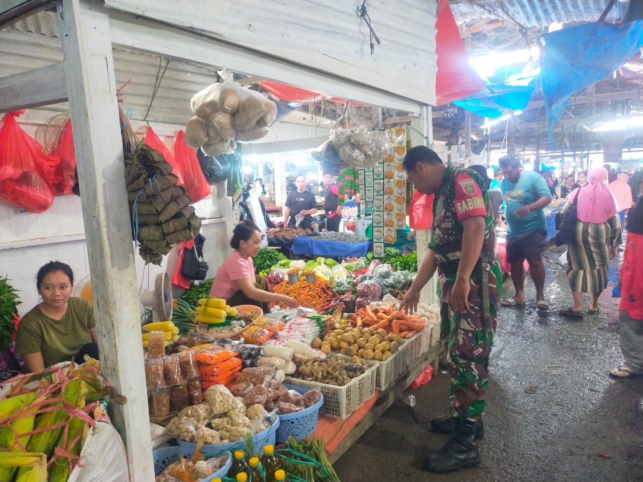 Pantau Harga Sembako, Babinsa Koramil 05/Duapitue Cek Pasar Sentral Tanrutedong