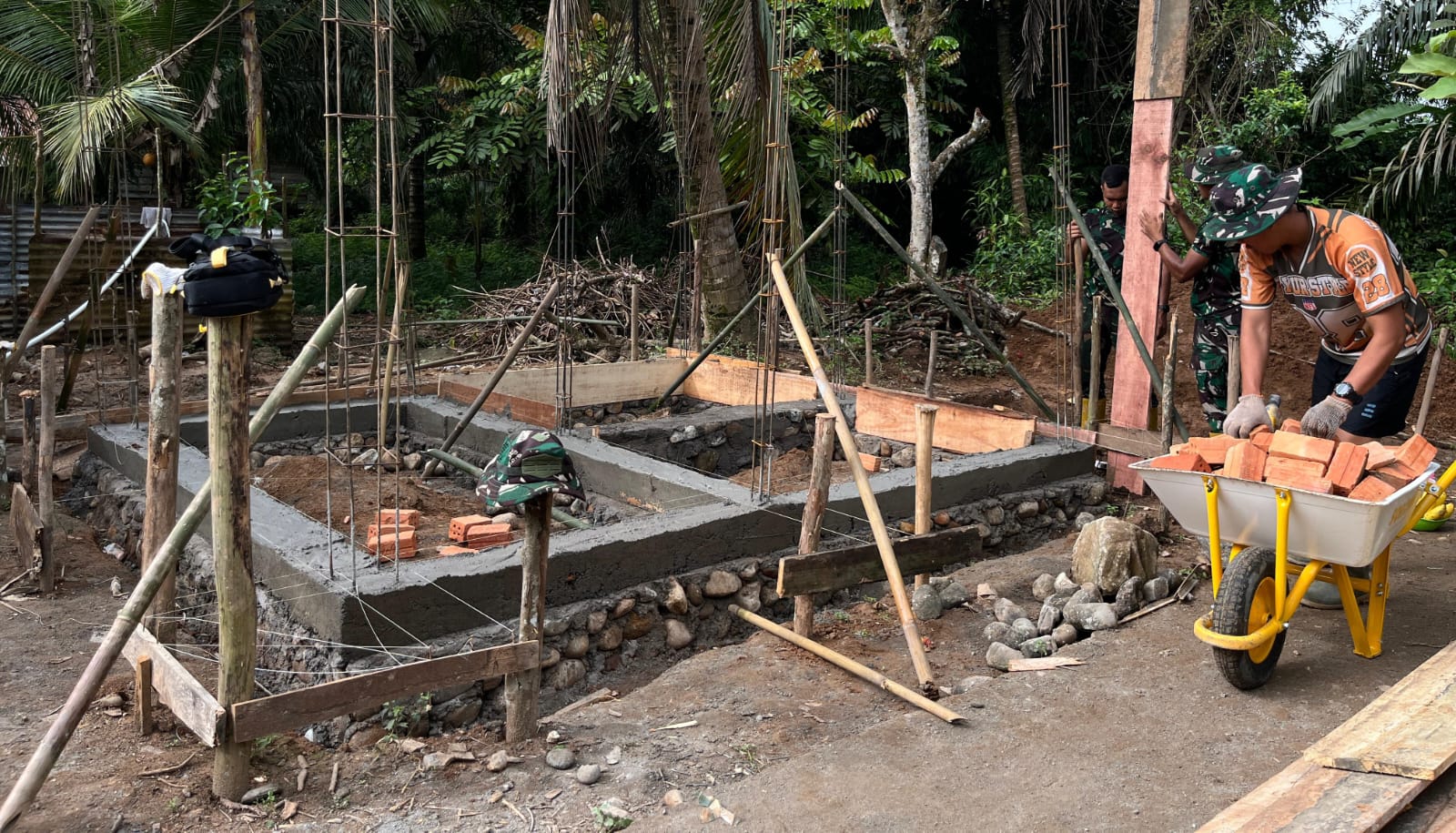 Satgas TMMD 128 Kodim 0405/Lahat Mulai Penyusunan Bata, Pembangunan Masuk Tahap Dinding
