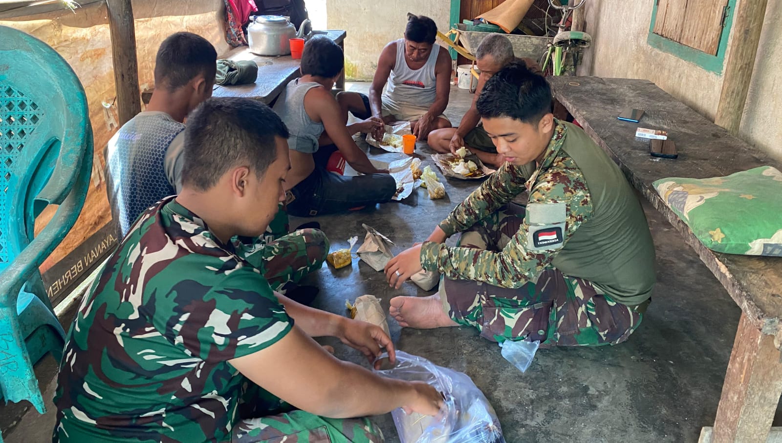 Makan Siang Bersama Satgas TMMD 128 Lahat, Kebersamaan TNI dan Warga Kian Erat