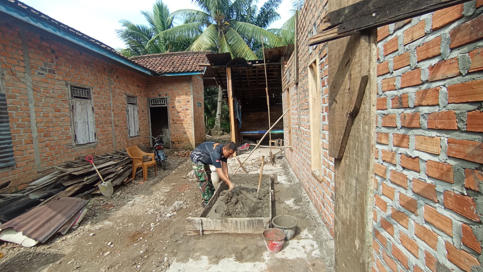 Teliti Mengaduk Semen, Satgas TMMD 128 Kodim 0405/Lahat Jaga Kualitas RTLH