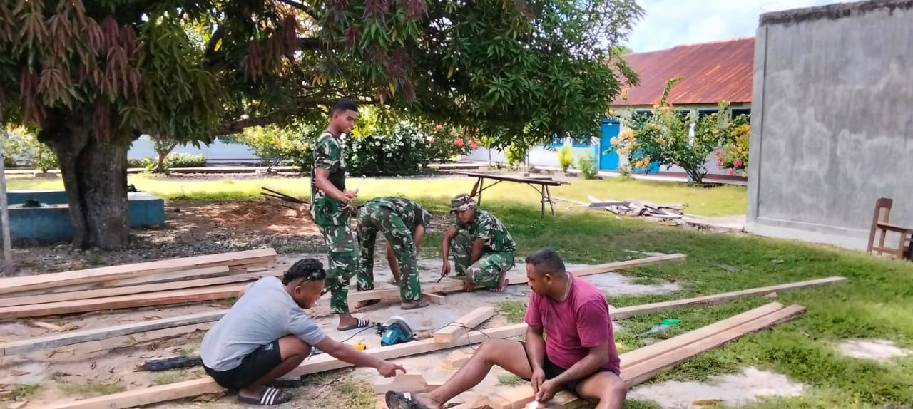 TMMD KE-128: Personel Satgas Rehab Perpustakaan SD Negeri Moain, Wujud Kepedulian TNI bagi Dunia Pendidikan
