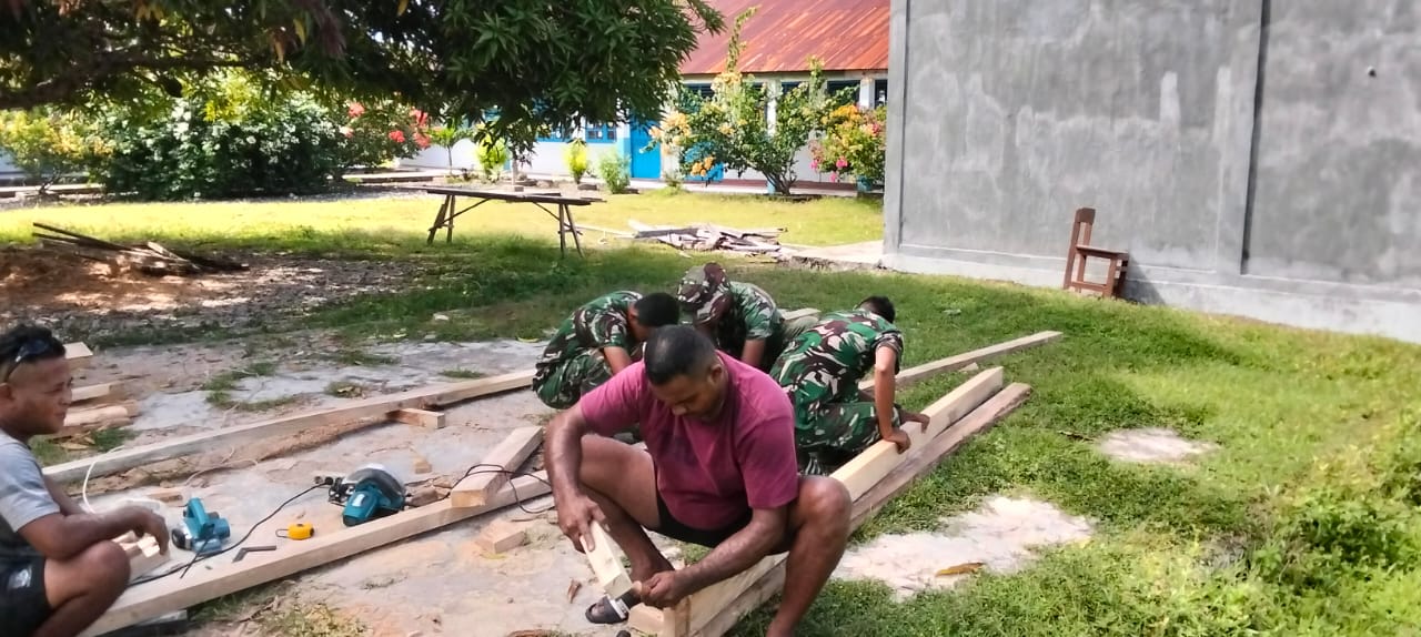 Satgas TMMD Kodim 1511/Pulau Moa Siapkan Material Kayu untuk Percepatan Rehab Perpustakaan SD Negeri Moain