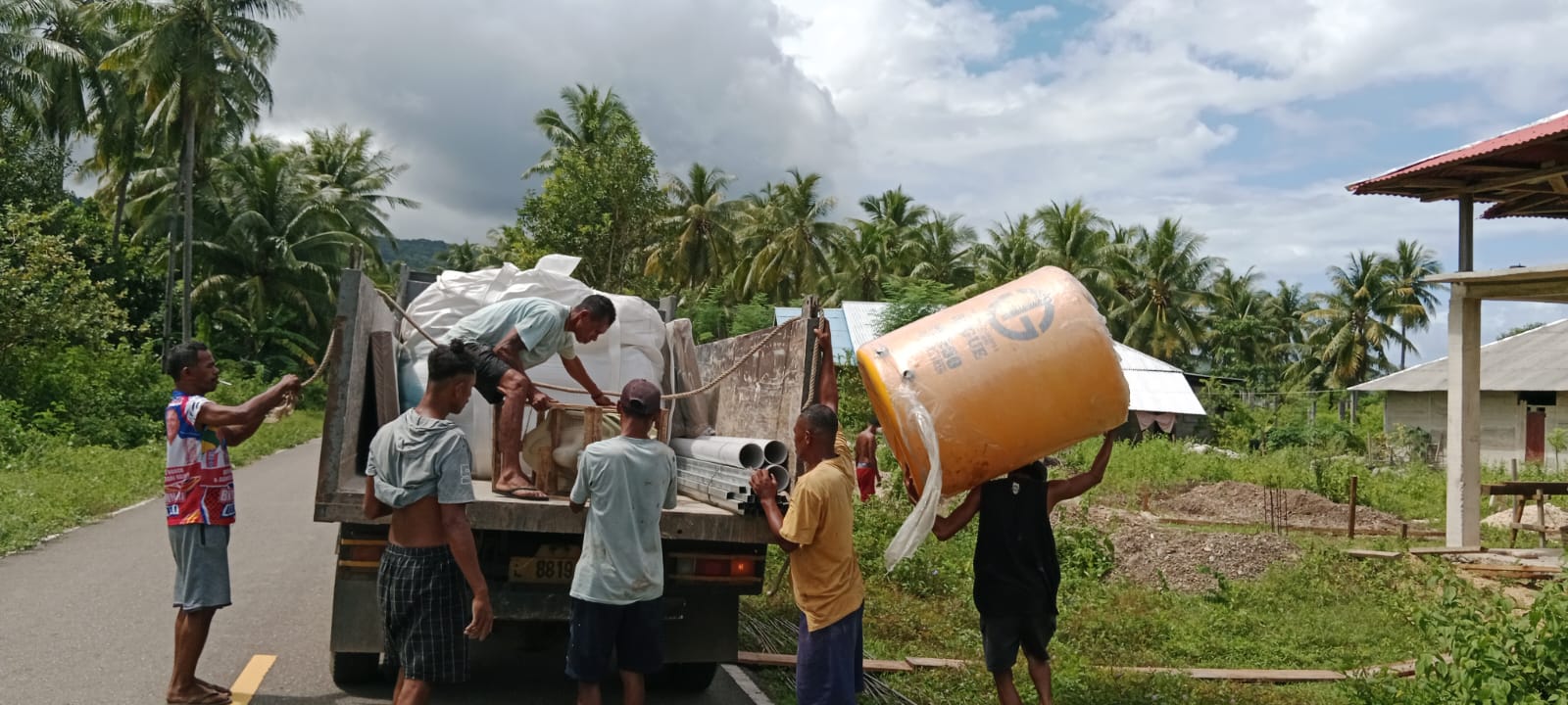 Warga Desa Moain Bantu Satgas TMMD Kodim 1511/Pulau Moa Turunkan Material di Balai Desa