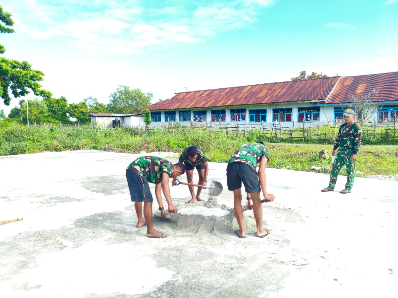 Terik Matahari Tak Surutkan Semangat Satgas TMMD Kodim 1511/Pulau Moa Perbaiki Lapangan Voli