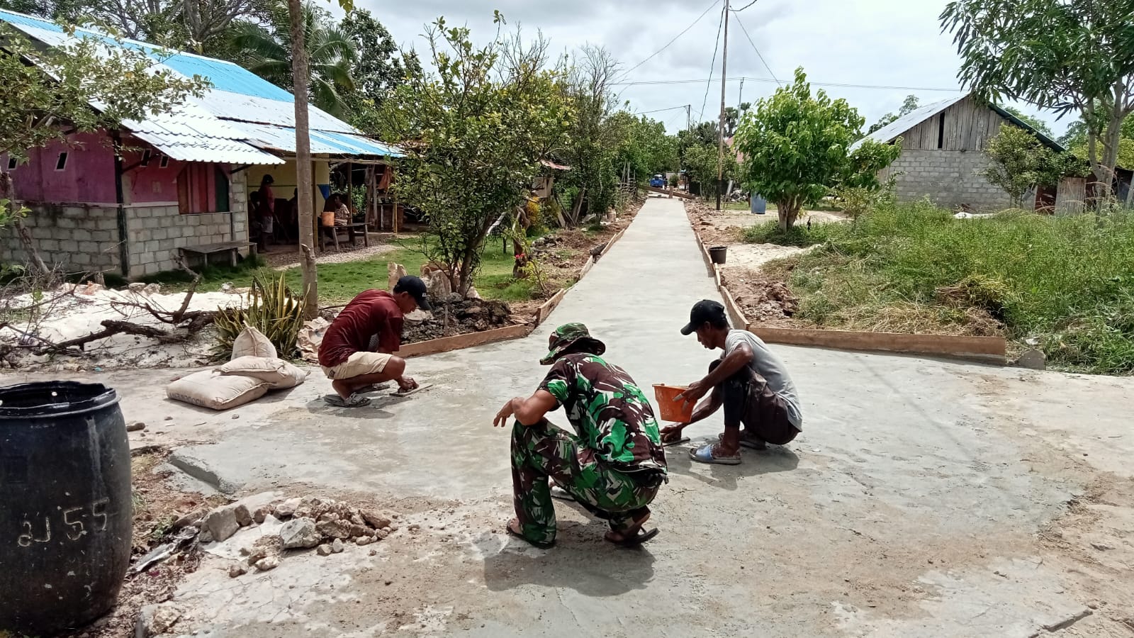 Kekompakan Warga Moain dan Satgas TMMD Kodim 1511/Pulau Moa Percepat Pembangunan Rabat Jalan
