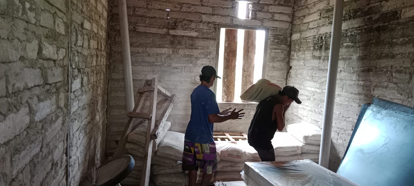 Satgas TMMD Kodim 1511/Pulau Moa Bersama Warga Distribusikan Material Pembangunan