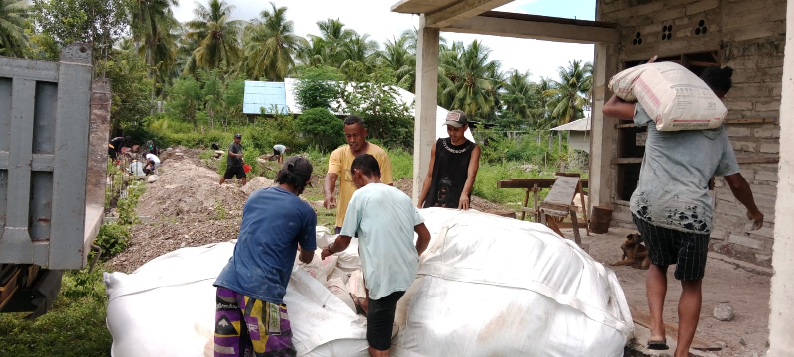 Warga Desa Moain Gotong Royong Turunkan Material, Dukung Satgas TMMD Kodim 1511/Pulau Moa