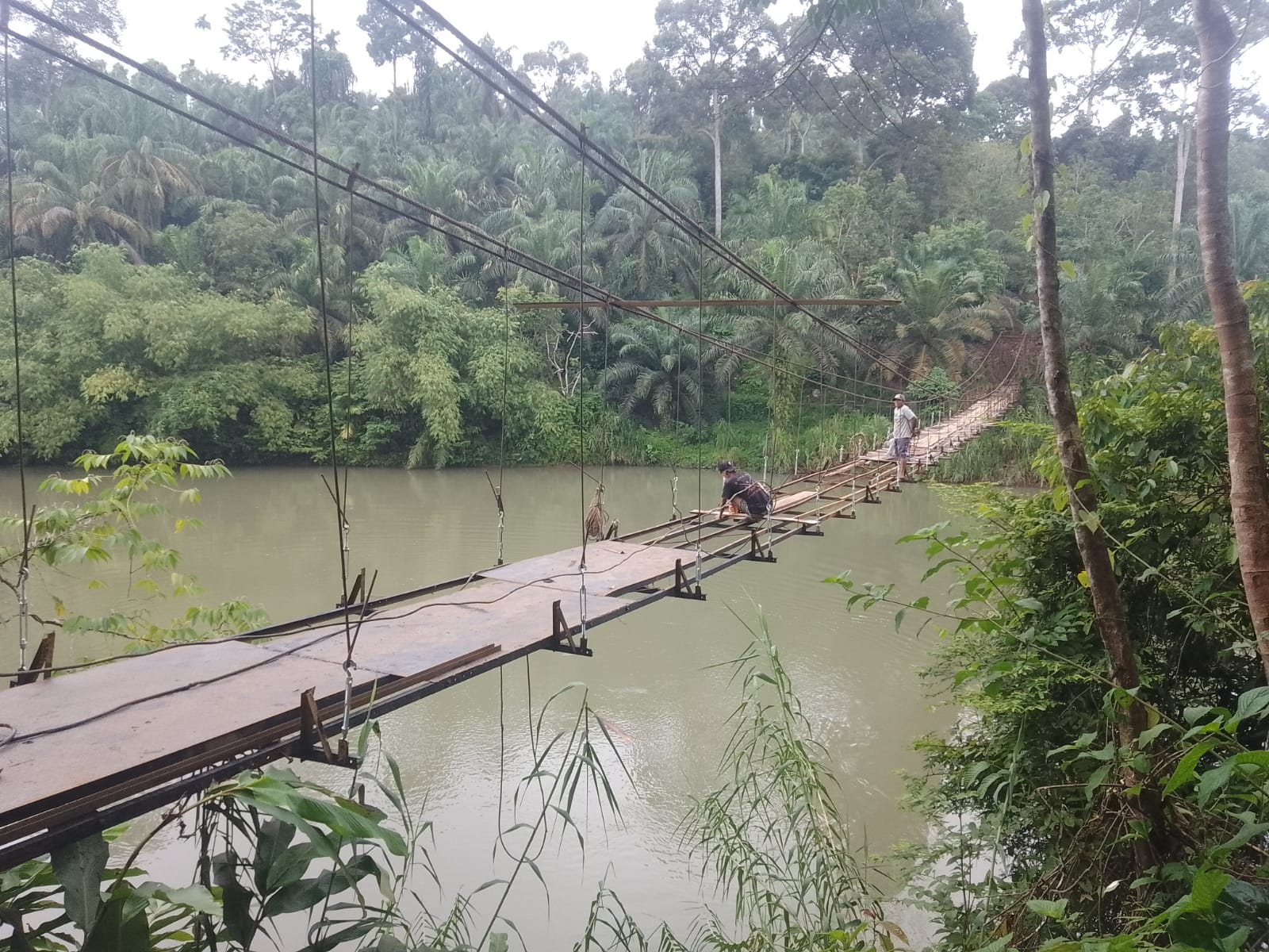 Babinsa Desa Talang Durian Gotong Royong Bersama Warga Percepat Pembangunan Jembatan Garuda
