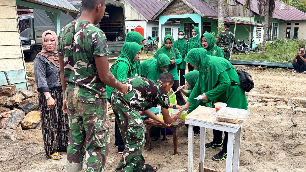 Jumat Berkah TMMD ke-128 Pererat Silaturahmi TNI dan Warga Desa Amolame