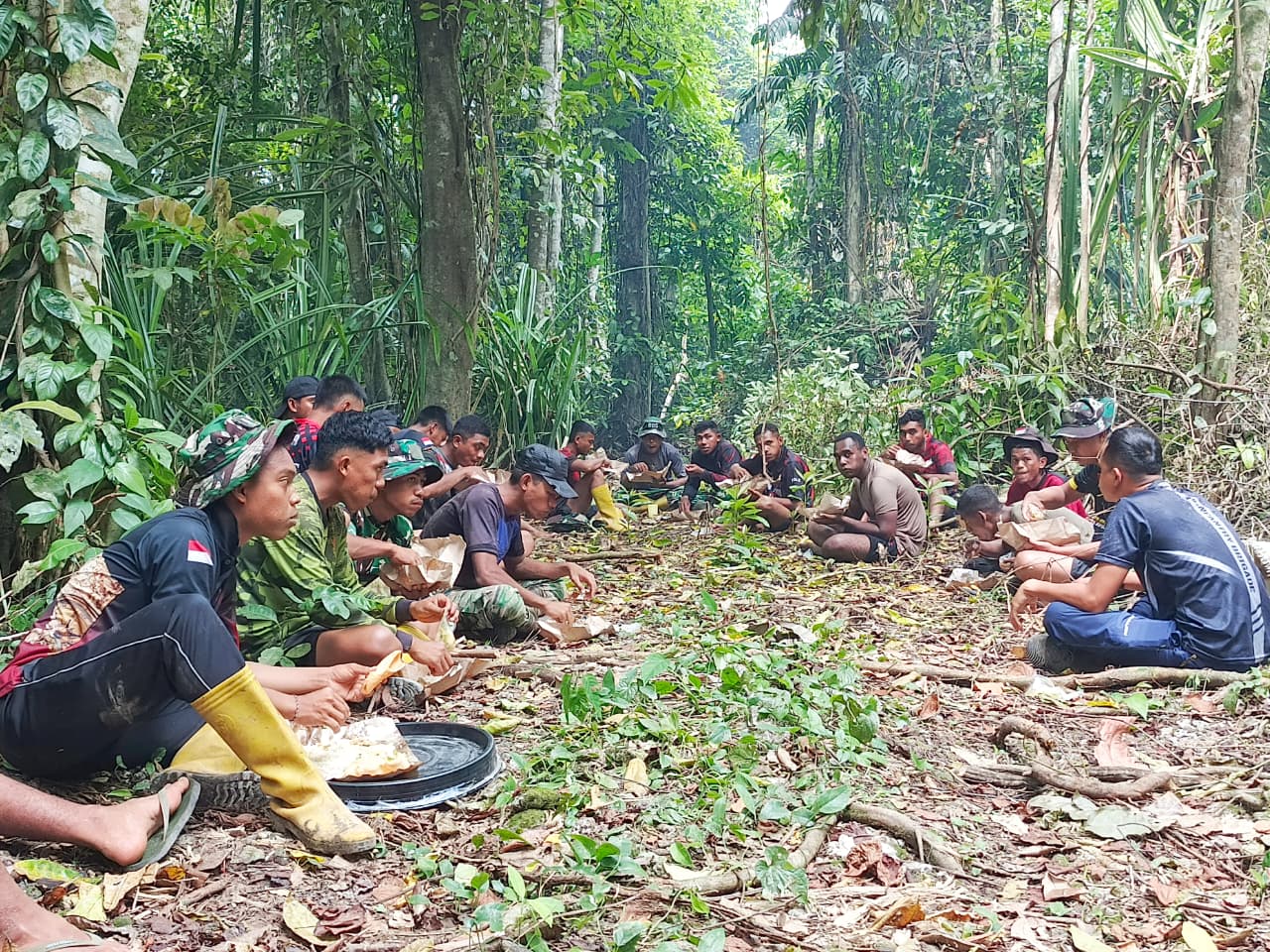 Dari Nasi Bungkus Tumbuh Persaudaraan, Wajah Humanis TMMD 128 Manokwari