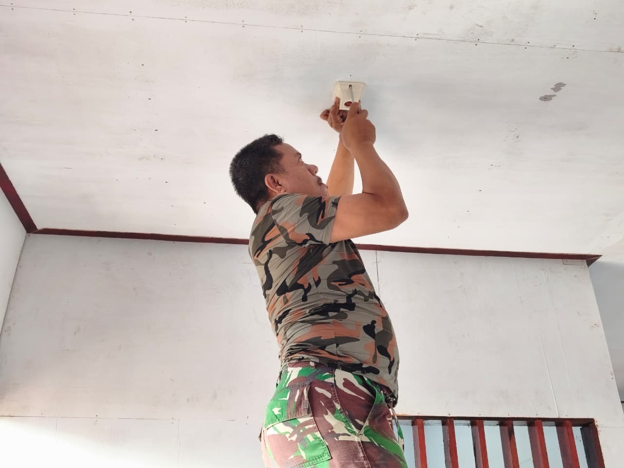Satgas TMMD Rampungkan Instalasi Listrik Rumah Warga di Kampung Keakwa