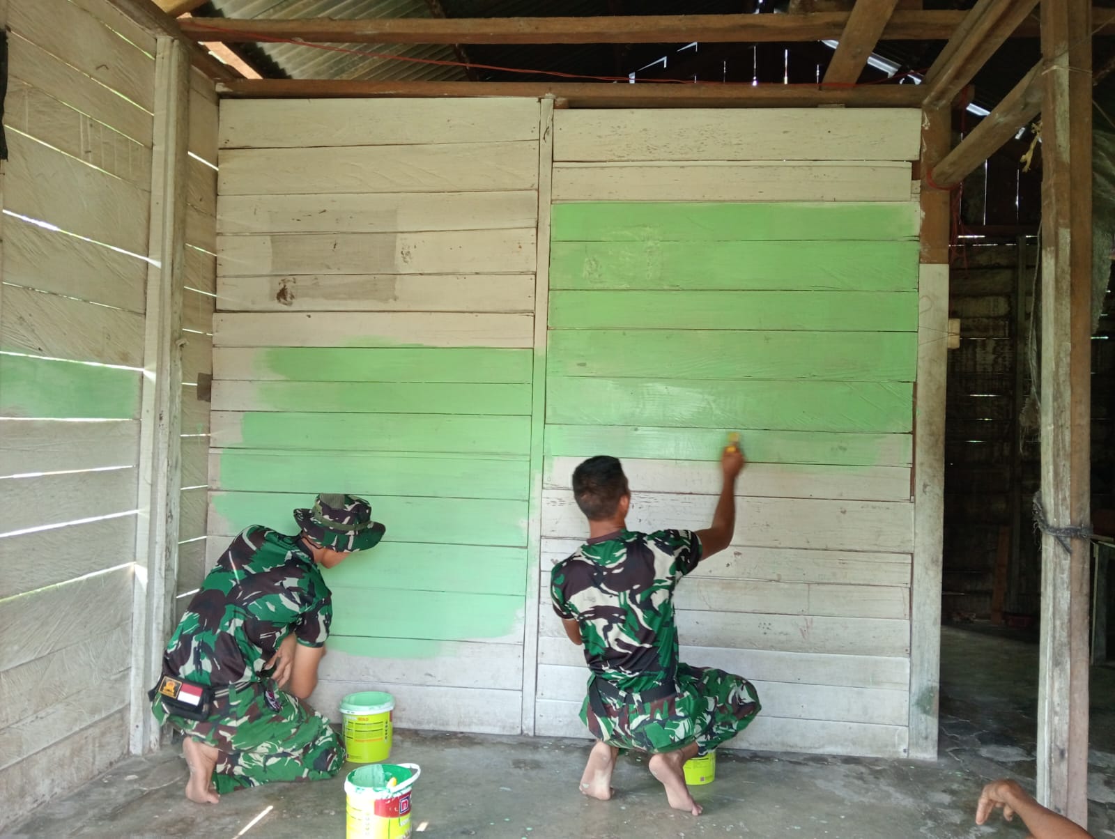 Sentuhan Akhir, Pengecatan Rumah Bapak Petrus Bari Hampir Rampung