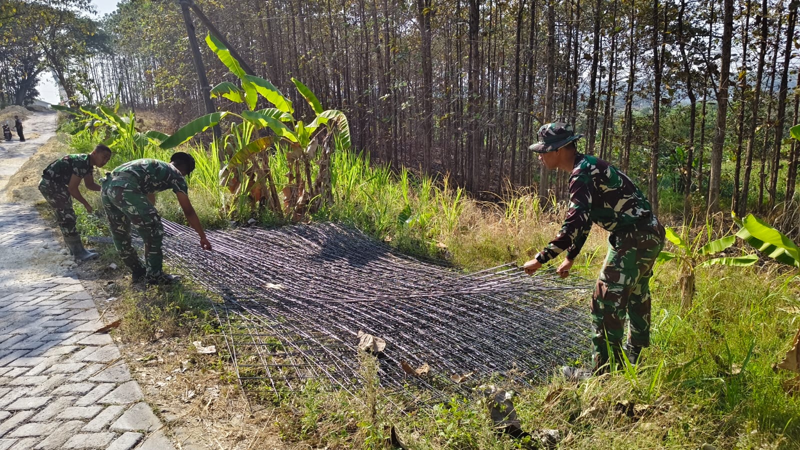 Kejar Kualitas Terbaik, Satgas TMMD 129 Mulai Pasang Anyaman Besi Kokoh untuk Jalan Rabat Beton Desa Tlemang