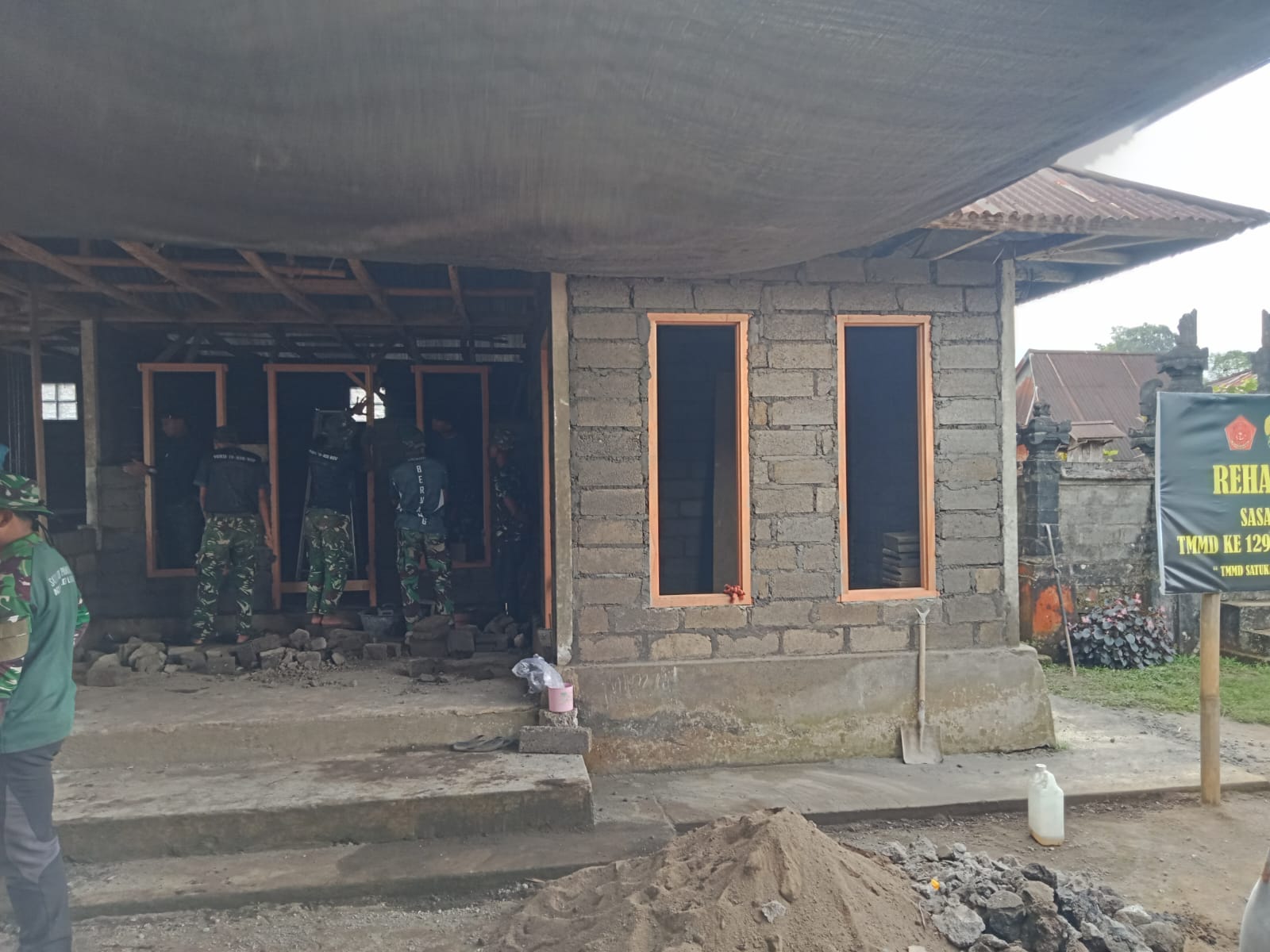 Gotong Royong Satgas TMMD dan Warga Percepat Rehab Rumah Wayan Paste