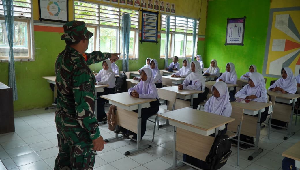Antusias Pelajar Warnai Edukasi TMMD Ke-129 di SMPN 2 Bungku Selatan