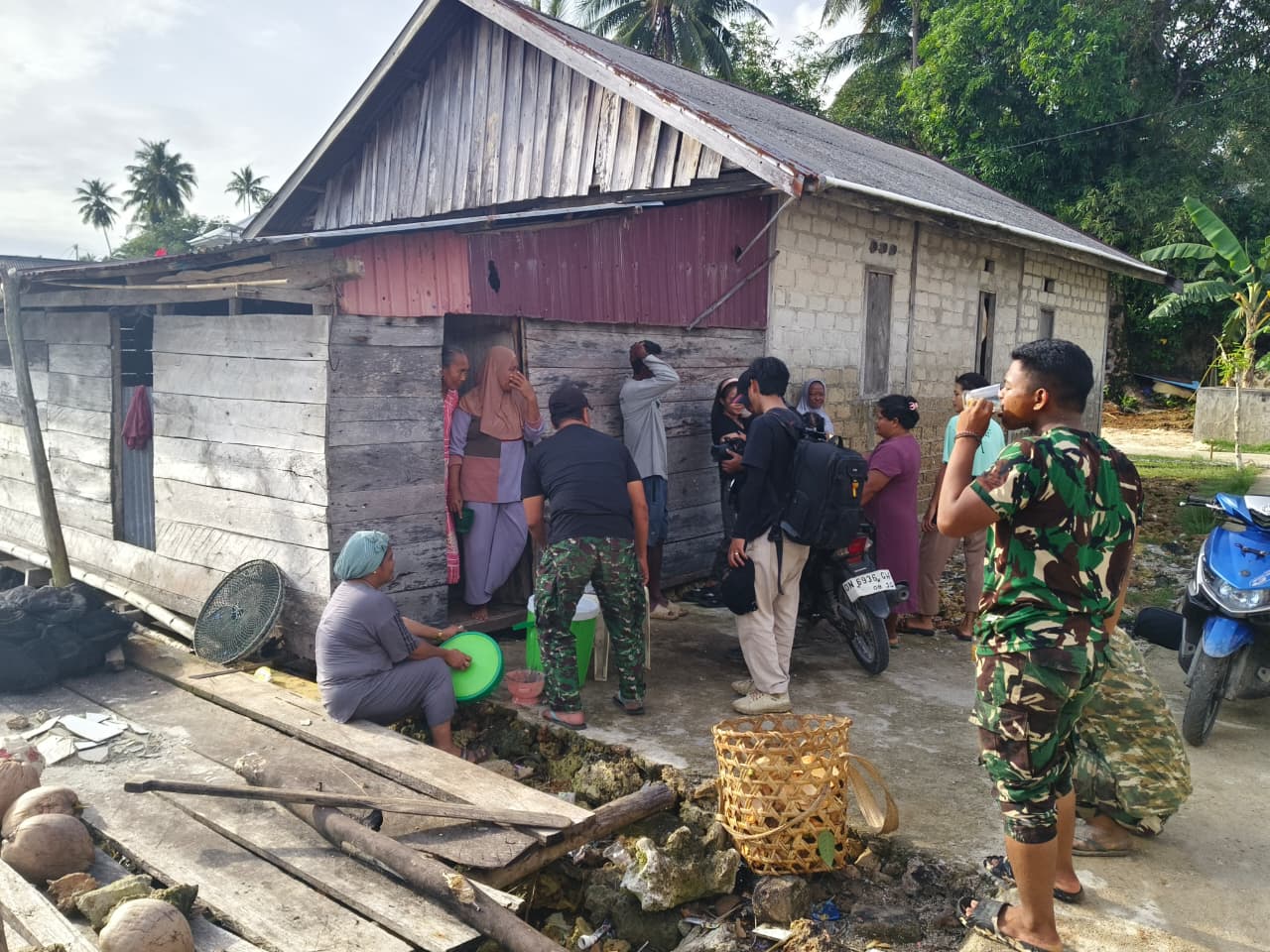 Ibu Hj. Neni Ajak Warga Berbagi Semangat, Sajikan Minuman Segar bagi Personel Satgas TMMD