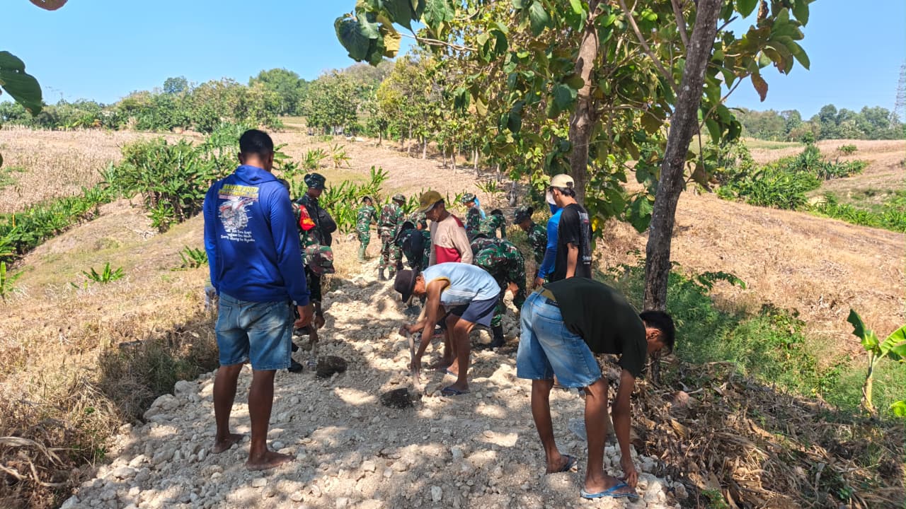 Gotong Royong Satgas TMMD 129 dan Warga Perkuat Kemanunggalan dalam Pembangunan Jalan Usaha Tani