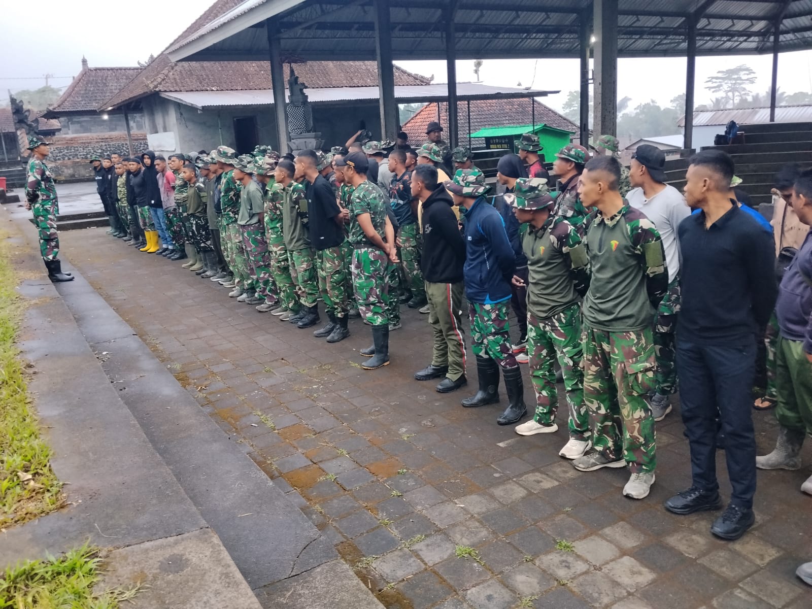 DansSK Satgas TMMD Bangli Tekankan Keselamatan Kerja dan Disiplin Personel