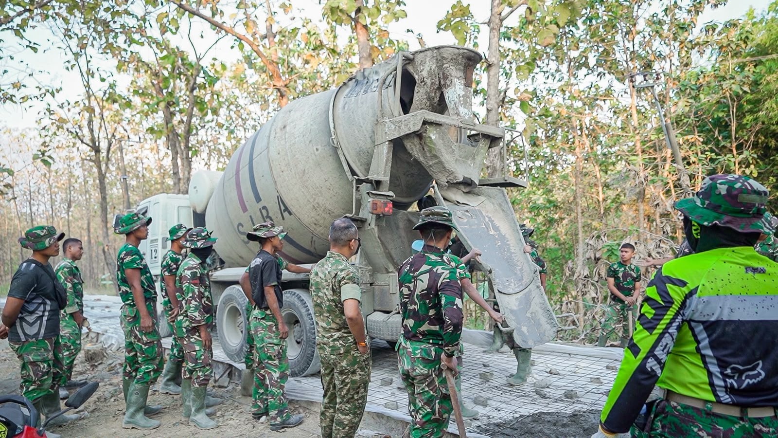 Perlahan Memberikan Asa, Kegigihan Satgas TMMD 129 Ubah Jalan Berlumpur Desa Tlemang Jadi Rabat Beton Kokoh  ​