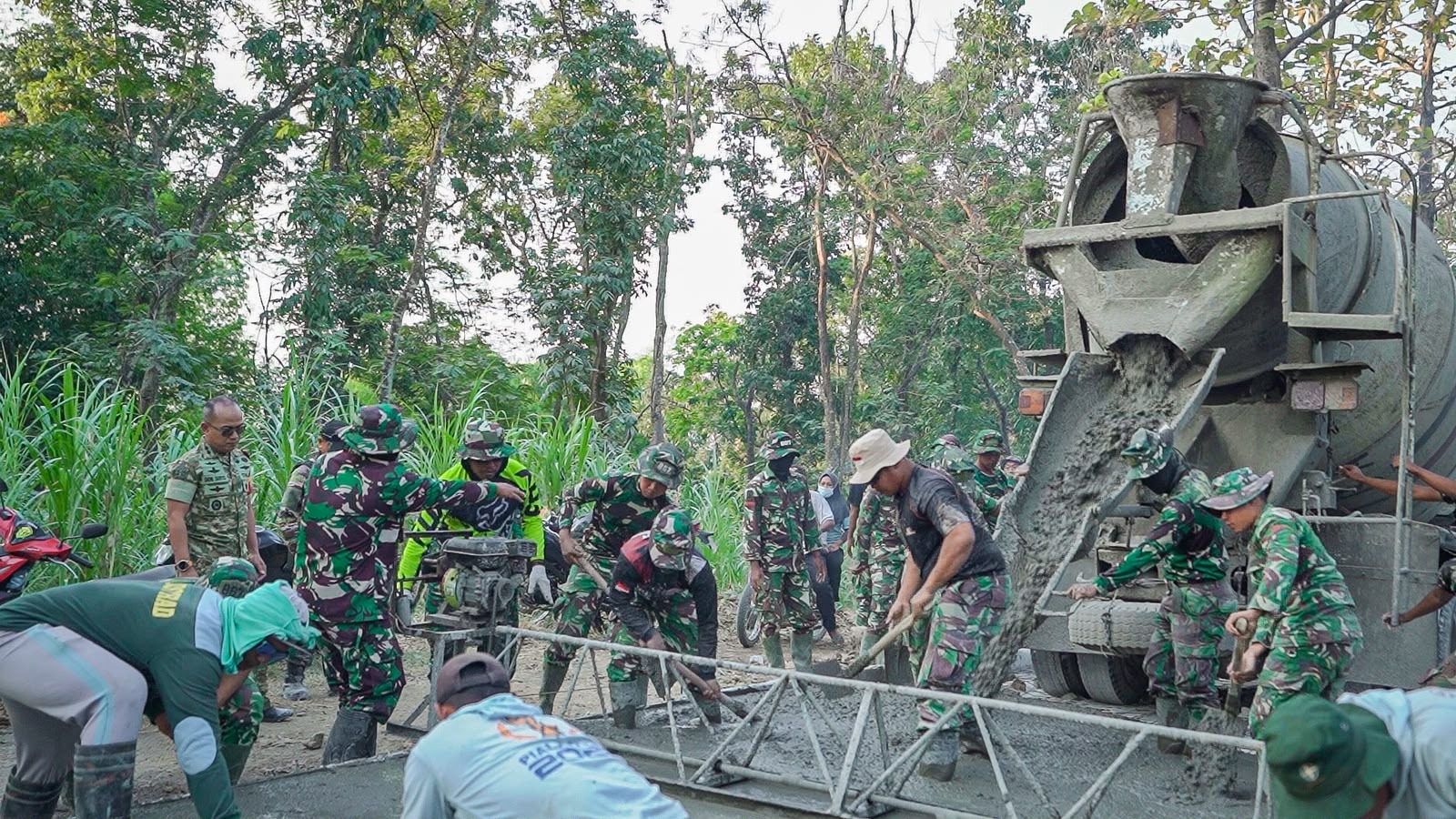 Menyatu dengan Warga, Dansatgas TMMD ke-120 Kodim 0812/Lamongan Pastikan Pengerjaan Tanpa Kendala dan Prajurit Terawat