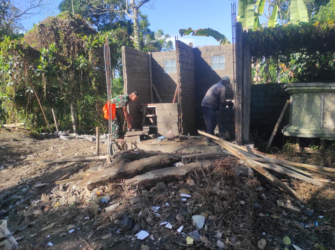 Pemasangan Batako MCK TMMD Ke-129 Kodim 1626/Bangli Jadi Penanda Progres Pembangunan Terus Berjalan