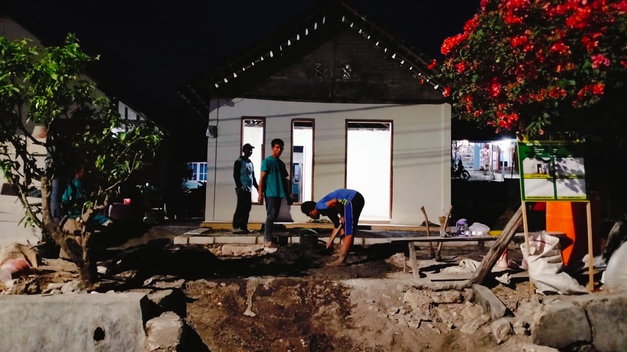 TMMD Ke-129 Kodim 0812/Lamongan: Sentuhan Kasih Prajurit TNI Plester Teras Rumah Ibu Kemi di Desa Tlemang