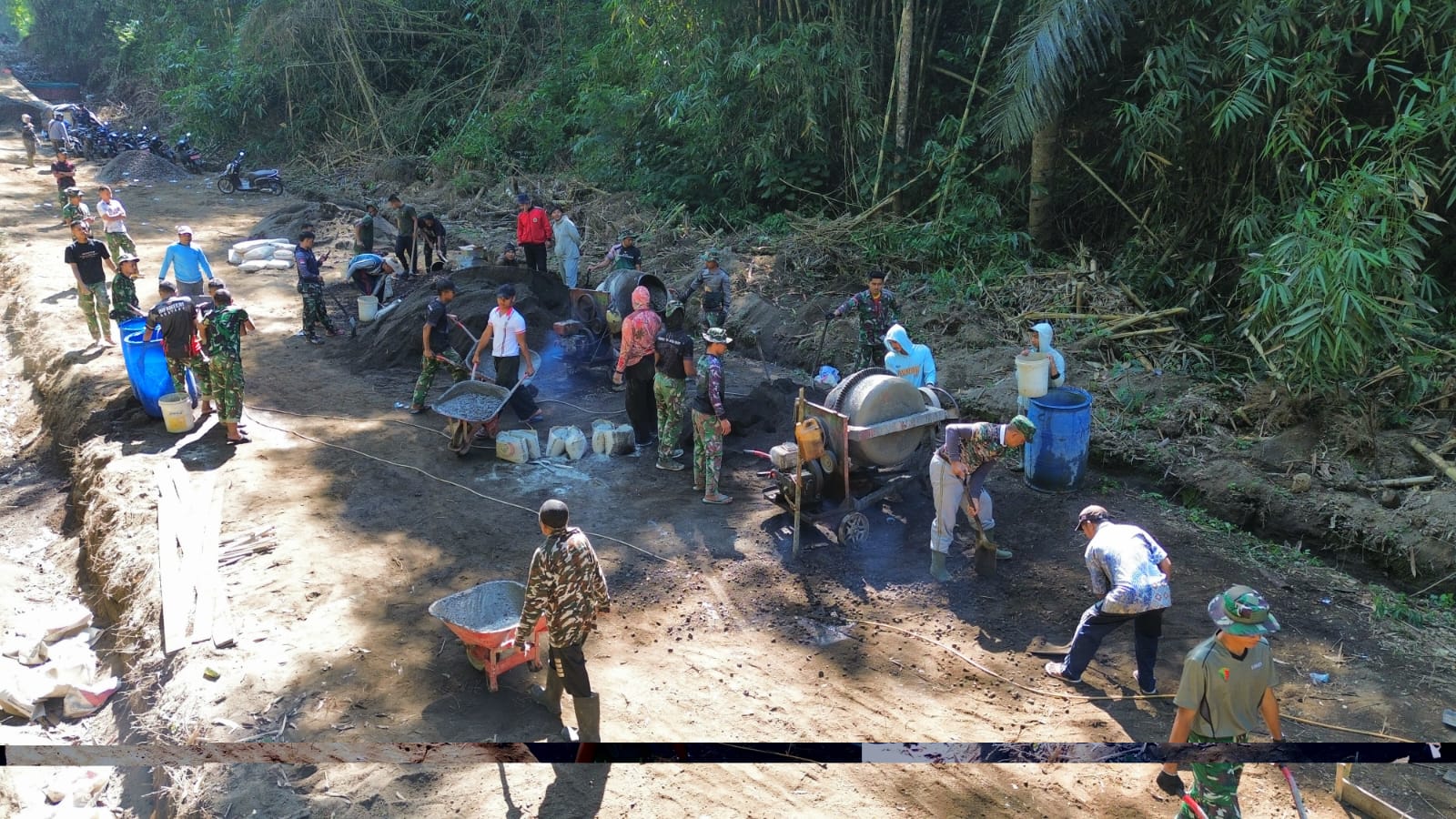 Gotong Royong Satgas TMMD dan Warga Percepat Pengerjaan Rabat Beton di Desa Sekardadi