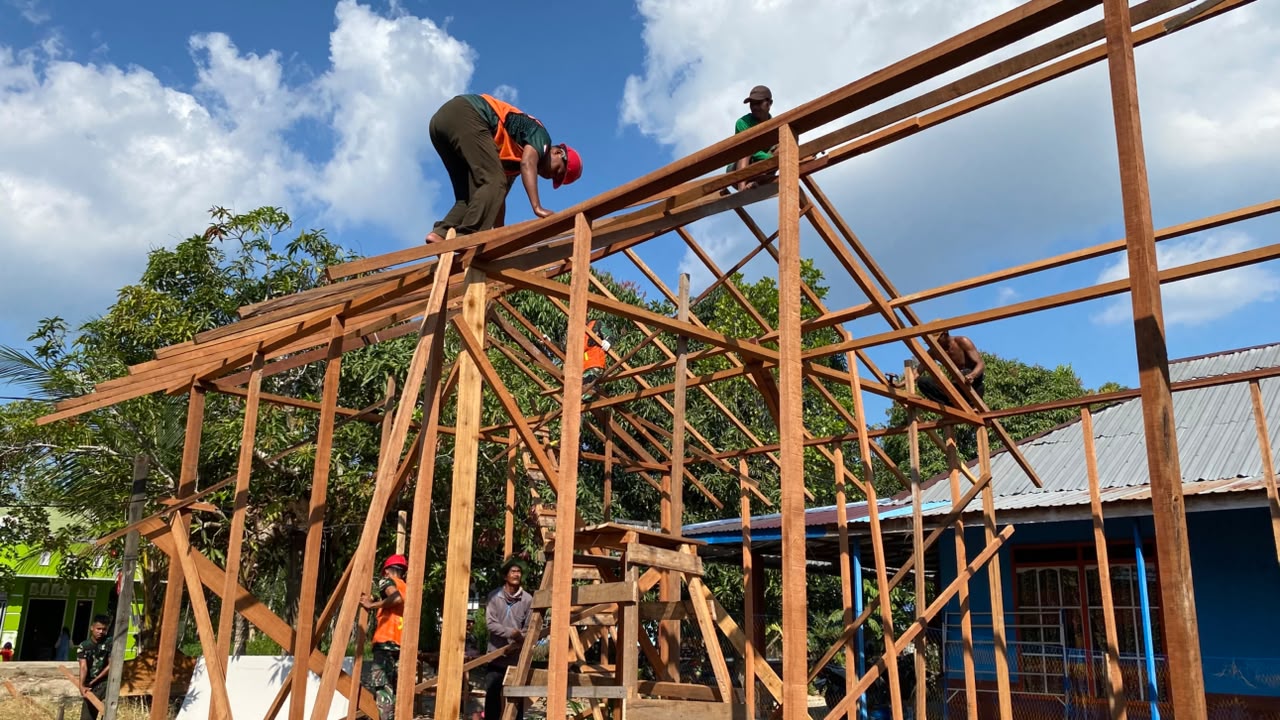 Tahap Pemasangan Kasau Jadi Penanda RTLH Ibu Rini Semakin Mendekati Finishing