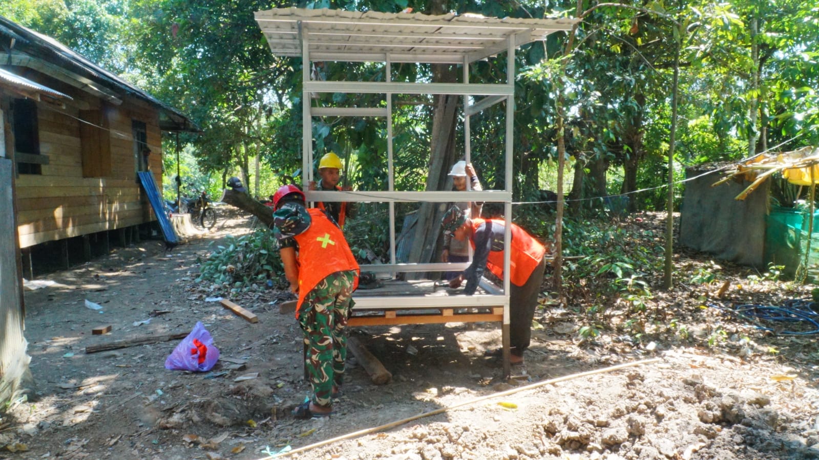Pemasangan Rumah MCK Sasaran 4 Dikebut, Satgas TMMD Ke-129 Percepat Penyelesaian Fasilitas Sanitasi