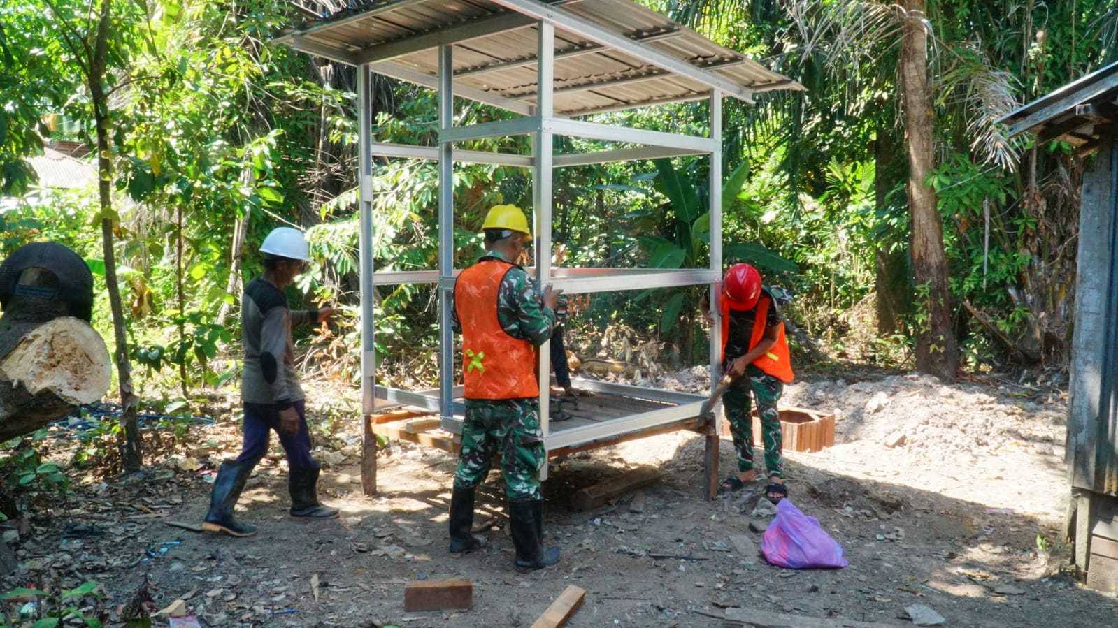 Gotong Royong Satgas TMMD dan Warga Percepat Pembangunan MCK Sasaran 4 di Desa Bandaraya